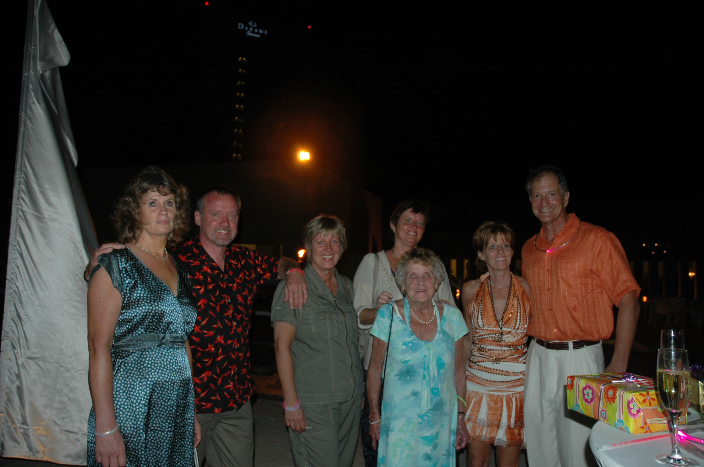 The Queen's Family in Cancun... Ilse, Steffen, Birgit, Hanne, Karen, Jytte and the honorarily 